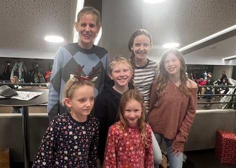 Eine Frau, vier Mädchen und ein Junge im Stadttheater Lippstadt (Quelle: Rebecca Möller) Eine Frau, vier Mädchen und ein Junge im Stadttheater Lippstadt (Quelle: Rebecca Möller)