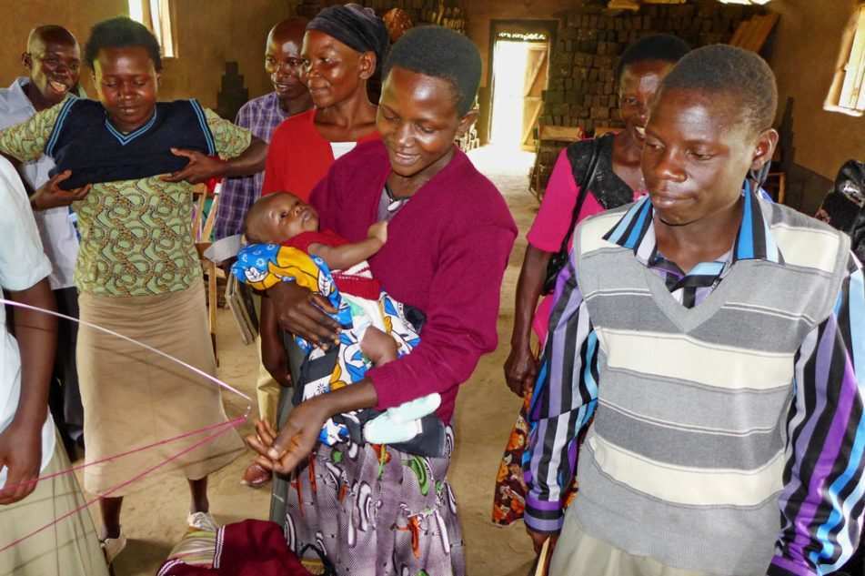 Geförderte Jugendliche in Uganda mit selbstgestrickten Pullovern (Quelle: Kindernothilfe) Geförderte Jugendliche in Uganda mit selbstgestrickten Pullovern (Quelle: Kindernothilfe)