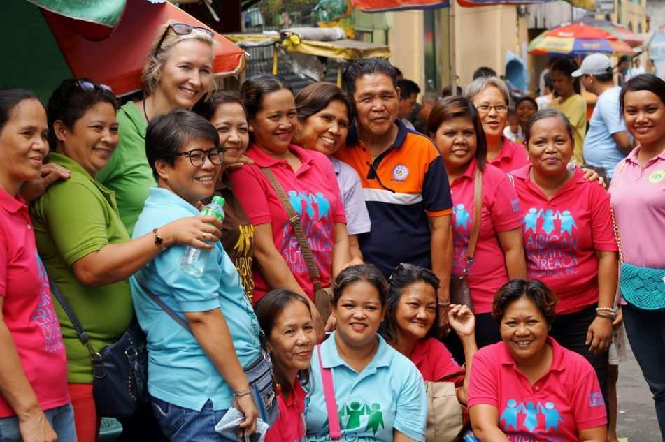 Katrin Weidemann mit Community Worker unserer Partnerorganisation Kaibiga (Quelle: Kindernothilfe) Katrin Weidemann mit Community Worker unserer Partnerorganisation Kaibiga (Quelle: Kindernothilfe)