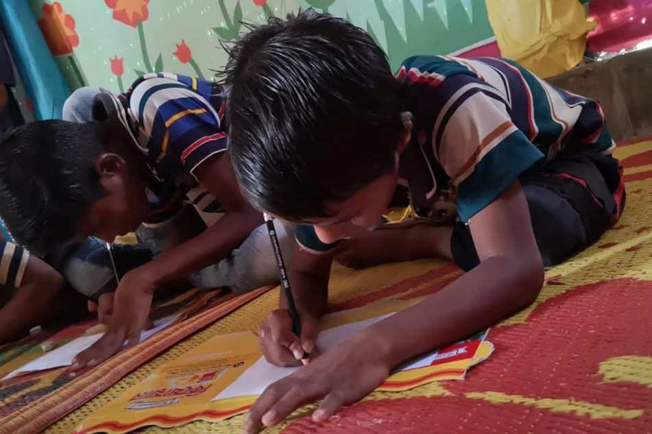 Im Rohingya Camp: Malen im Schutzzentrum Im Rohingya Camp: Malen im Schutzzentrum