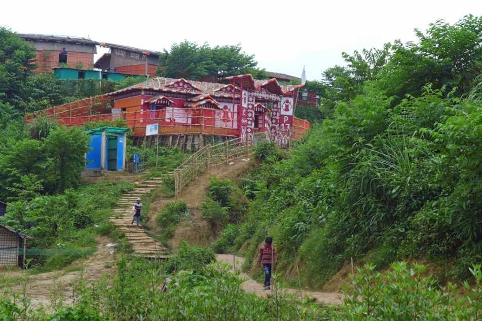 Im Rohingya Camp: Child Friendly Spaces auf Hügeln gelegen (Quelle: Kindernothilfe) Im Rohingya Camp: Child Friendly Spaces auf Hügeln gelegen (Quelle: Kindernothilfe)
