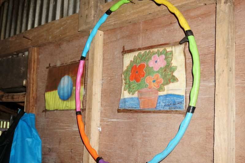 Kinderzeichnungen und Hula Hoop Reifen in Myrnas Haus Kinderzeichnungen und Hula Hoop Reifen in Myrnas Haus