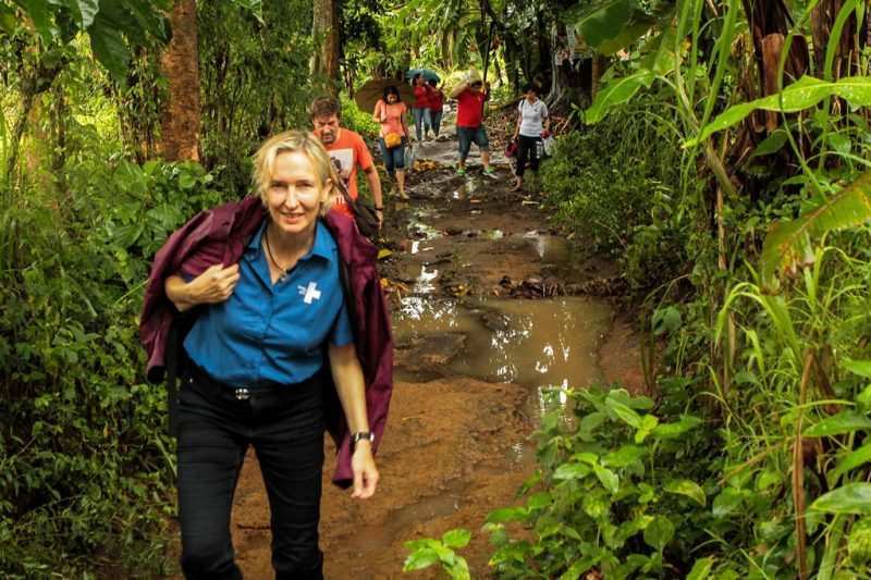 Auf dem Schlammweg zur nächsten Selbsthilfegruppe (Quelle: Kindernothilfe) Auf dem Schlammweg zur nächsten Selbsthilfegruppe (Quelle: Kindernothilfe)