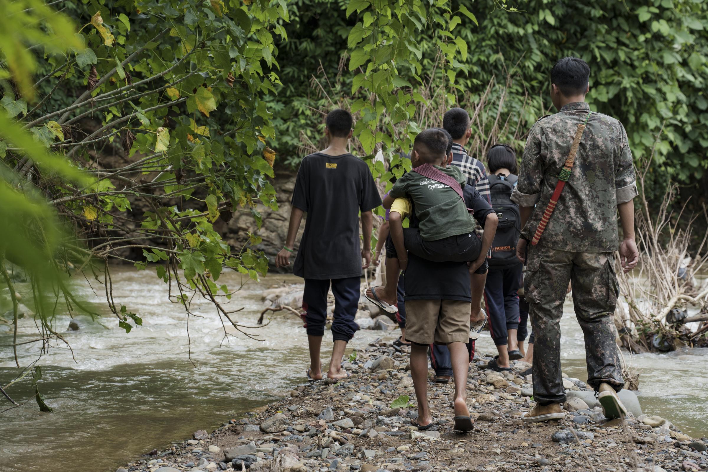 Every school break, twice a year, the stateless students will go back to their home in Myanmar. They have to walk along the creek and pass the forest, and local people farm until they reach the Salween River. Their parents or neighbors will pick them up by boat. On the way back to school, they commute the same way. There are teachers who look after them along the way.
Bilder von Terre des Hommes zur Red-Hand-Day-Studie 2025: Die sechs schwerwiegendsten Kinderrechtsverletzungen in bewaffneten Konflikten Every school break, twice a year, the stateless students will go back to their home in Myanmar. They have to walk along the creek and pass the forest, and local people farm until they reach the Salween River. Their parents or neighbors will pick them up by boat. On the way back to school, they commute the same way. There are teachers who look after them along the way.
Bilder von Terre des Hommes zur Red-Hand-Day-Studie 2025: Die sechs schwerwiegendsten Kinderrechtsverletzungen in bewaffneten Konflikten