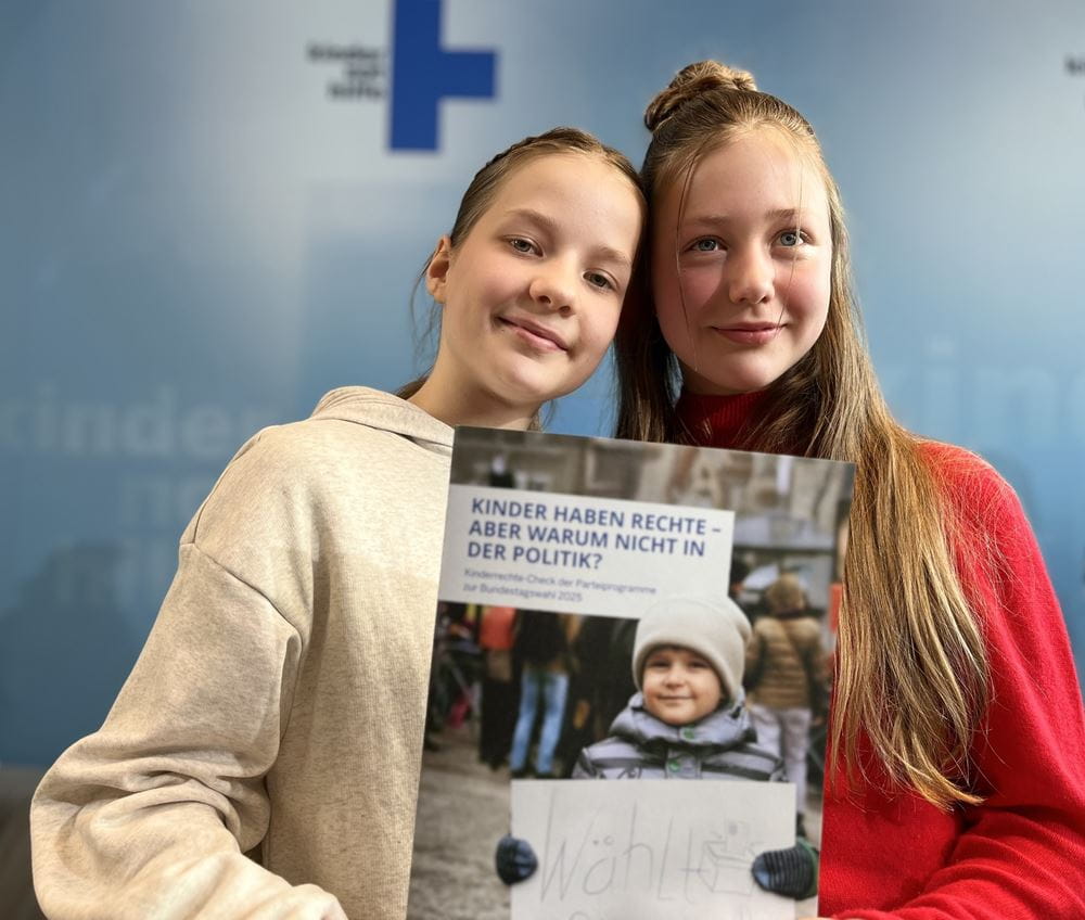 Kinderrechte-Check der Kindernothilfe zur Bundestagswahl 2025 mit Polina (li.) und Paula (re.), die beide daran mitgewirkt haben. "Das ist ja voll traurig, dass so viel rot ist", sagt Paula zum Ergebnis. Kinderrechte-Check der Kindernothilfe zur Bundestagswahl 2025 mit Polina (li.) und Paula (re.), die beide daran mitgewirkt haben. "Das ist ja voll traurig, dass so viel rot ist", sagt Paula zum Ergebnis.