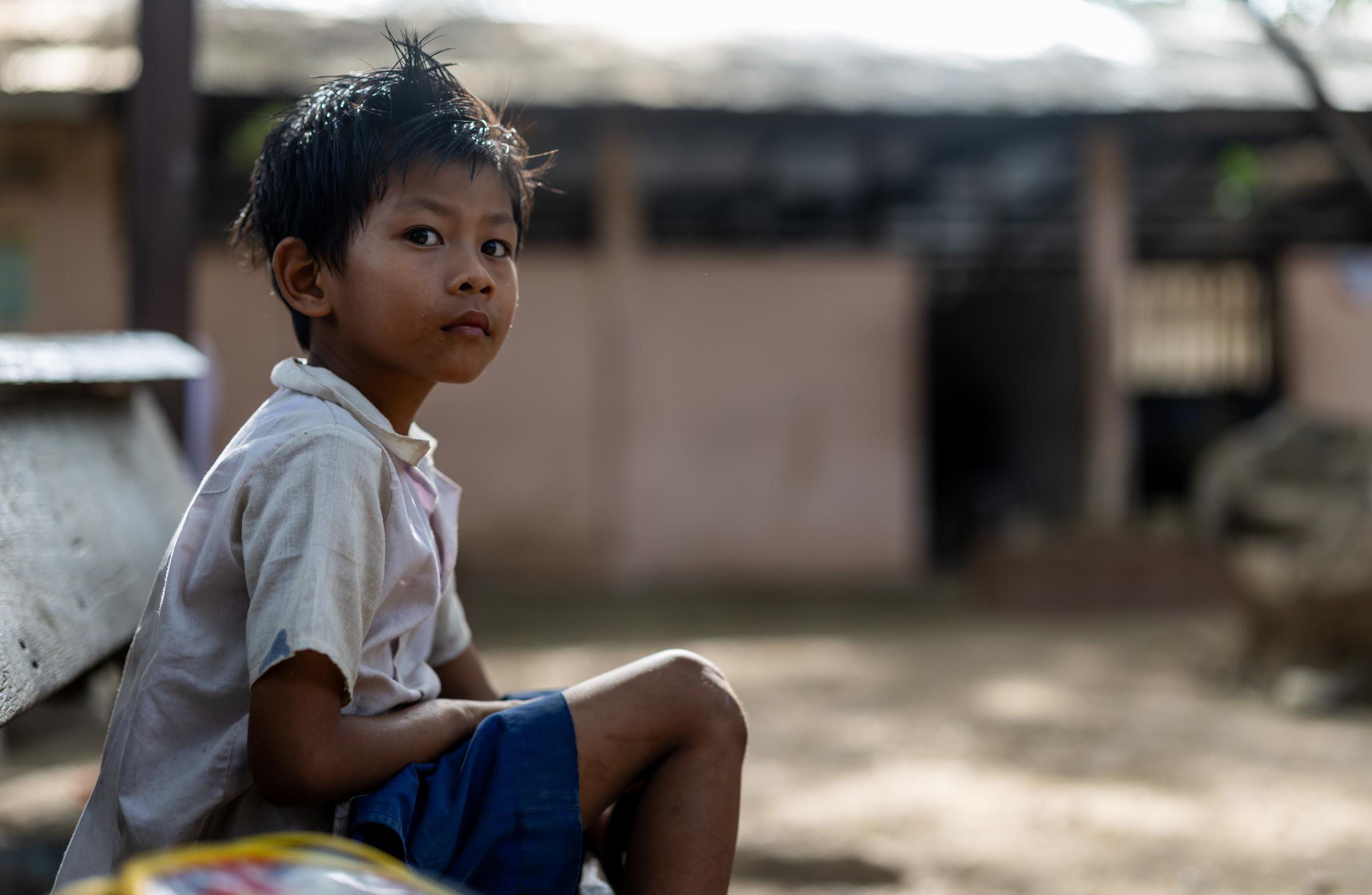 Ein Junge blickt ernst. (Quelle: Lars Heidrich)