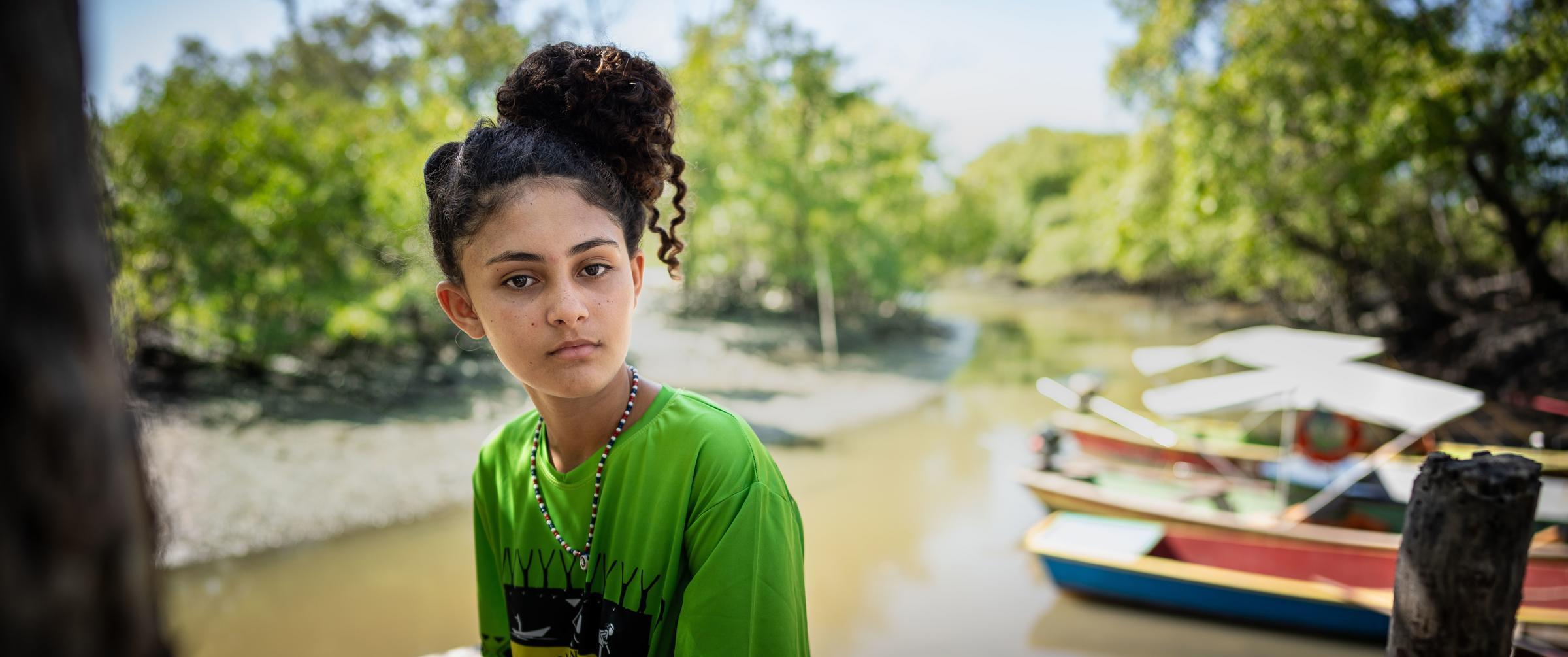 Die Klimabotschafterin der Region Ana Mara (14) auf einem Bootssteg. Sie zeigte den Besuchern, Meteorologe Karsten Schwanke, Mitarbeitern der KNH und der Partnerorganisation Tdh die Probleme in der Region Cumbe Quilombo. Dort leben 170 Familien vom Fischfang in den Mangroven, der Landwirtschaft, dem Kunsthandwerk und vom Ökotourismus. Die Gemeinschaft kämpft täglich gegen die negativen Auswirkungen des menschengemachten Klimawandels auf die Umwelt. Foto: Jakob Studnar für KNH.