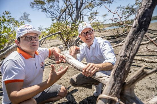 Meteorologe Karsten Schwanke und Renato Pedrosa (TdH) sprechen über negativen Auswirkungen des menschengemachten Klimawandels auf die Umwelt. Foto: Jakob Studnar für KNH. Platzhalterbild