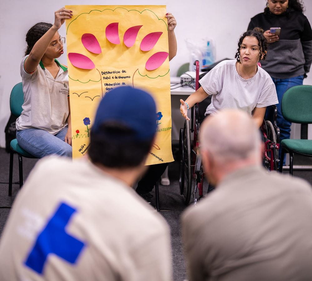 Jugendliche stellen ihre Gruppenarbeit im Fach Umweltbildung vor und halten dafür ein Plakat hoch (Foto: Jakob Studnar) Platzhalterbild