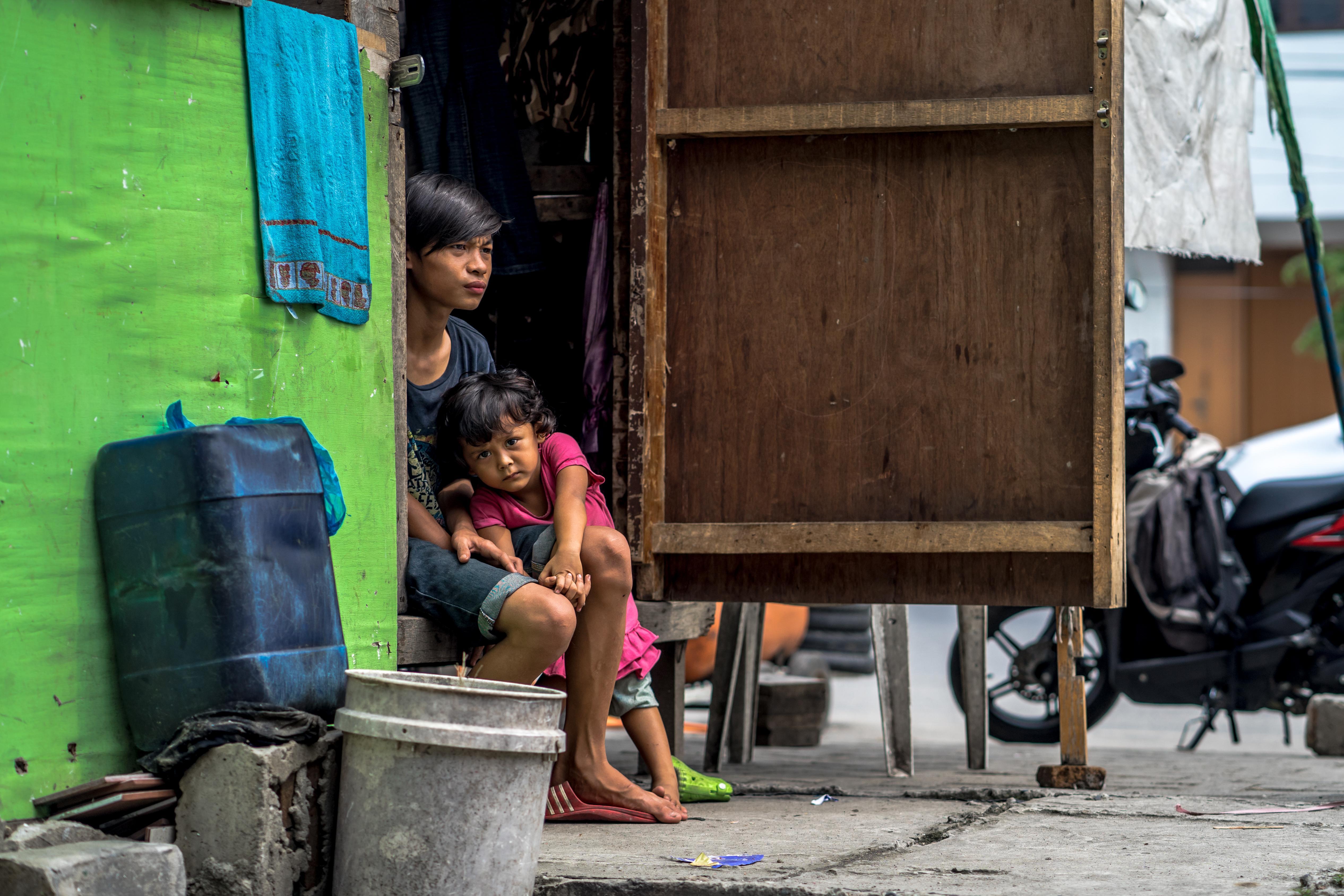 Großer Bruder und kleine Schwester wohnen auf der Straße in Indonesien Großer Bruder und kleine Schwester wohnen auf der Straße in Indonesien