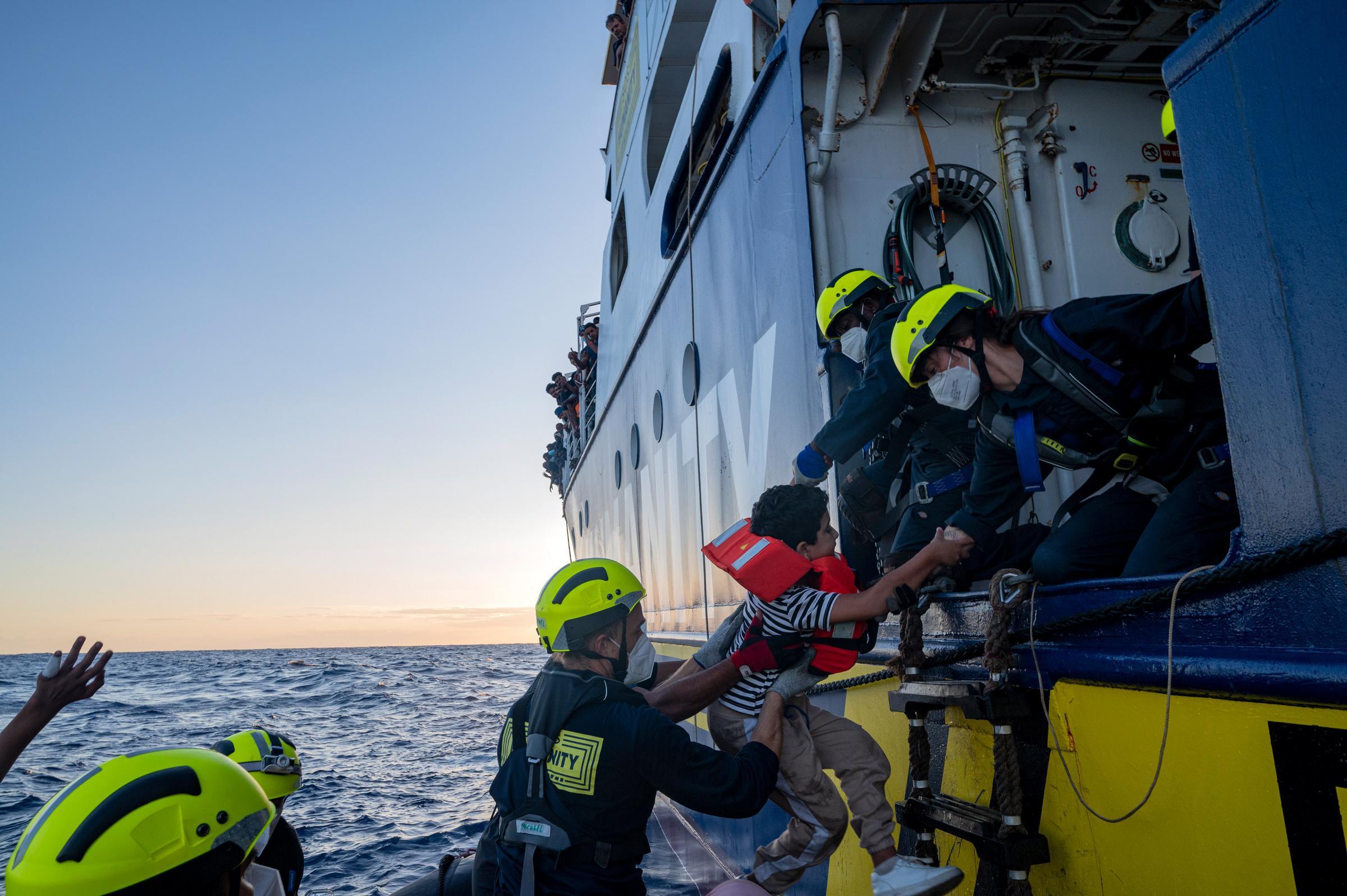 Ein Flüchtlingskind wird an Bord der Humanity 1 gezogen Ein Flüchtlingskind wird an Bord der Humanity 1 gezogen