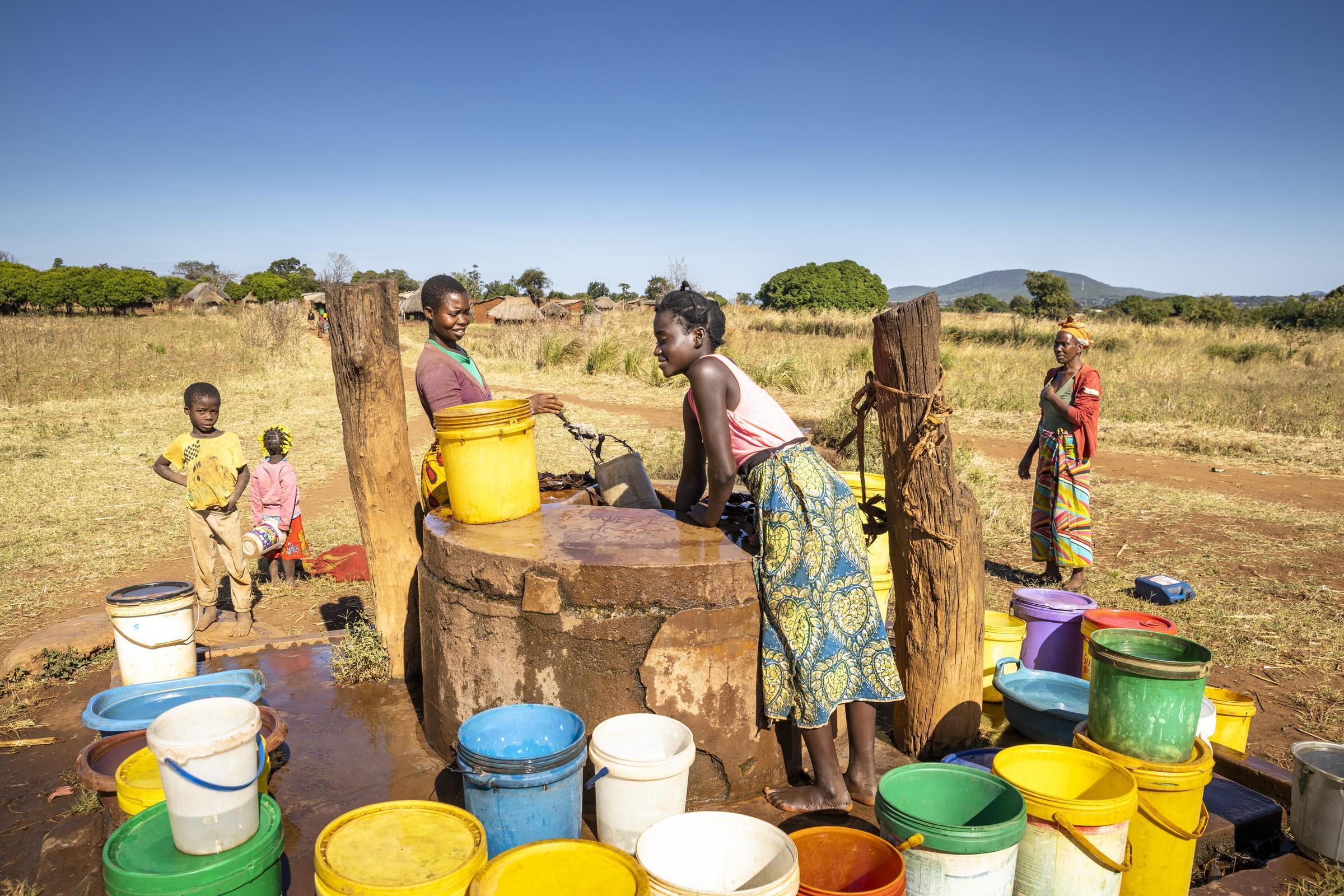 Frauen holen an einem Brunnen in Sambia Wasser (Quelle: Christian O. Bruch)