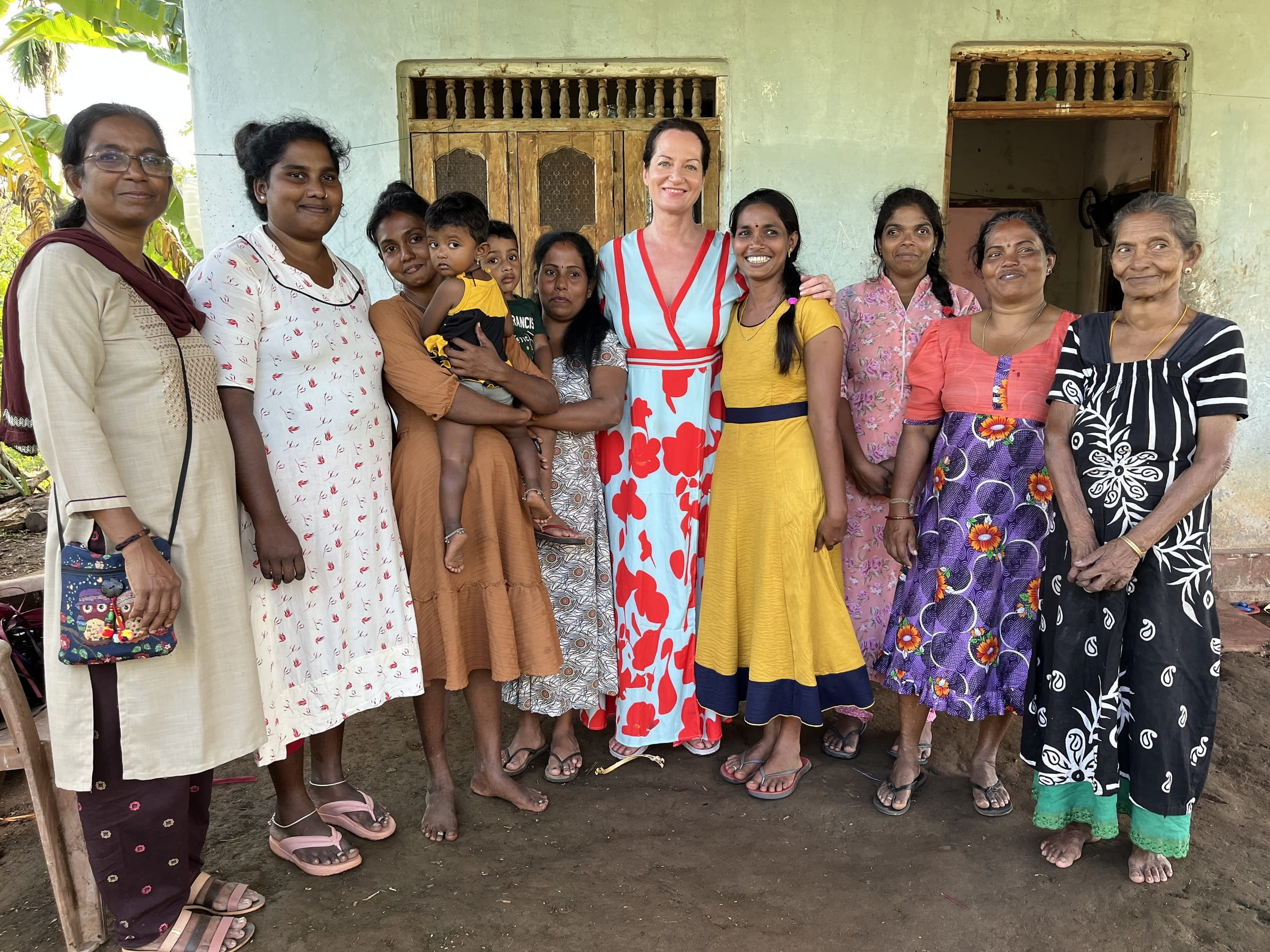 Natalia Wörner bei einer Selbsthilfegruppe im Norden Sri Lankas (Quelle: Kindernothilfe) Natalia Wörner bei einer Selbsthilfegruppe im Norden Sri Lankas (Quelle: Kindernothilfe)