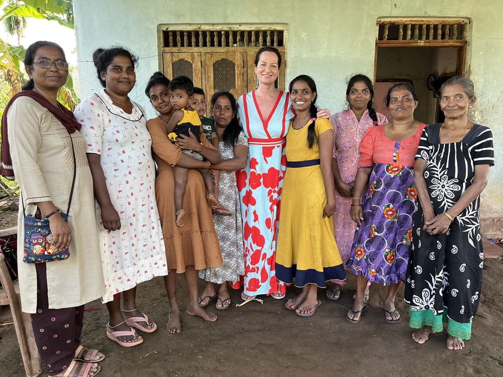 Natalia Wörner bei einer Selbsthilfegruppe im Norden Sri Lankas (Quelle: Kindernothilfe) Natalia Wörner bei einer Selbsthilfegruppe im Norden Sri Lankas (Quelle: Kindernothilfe)
