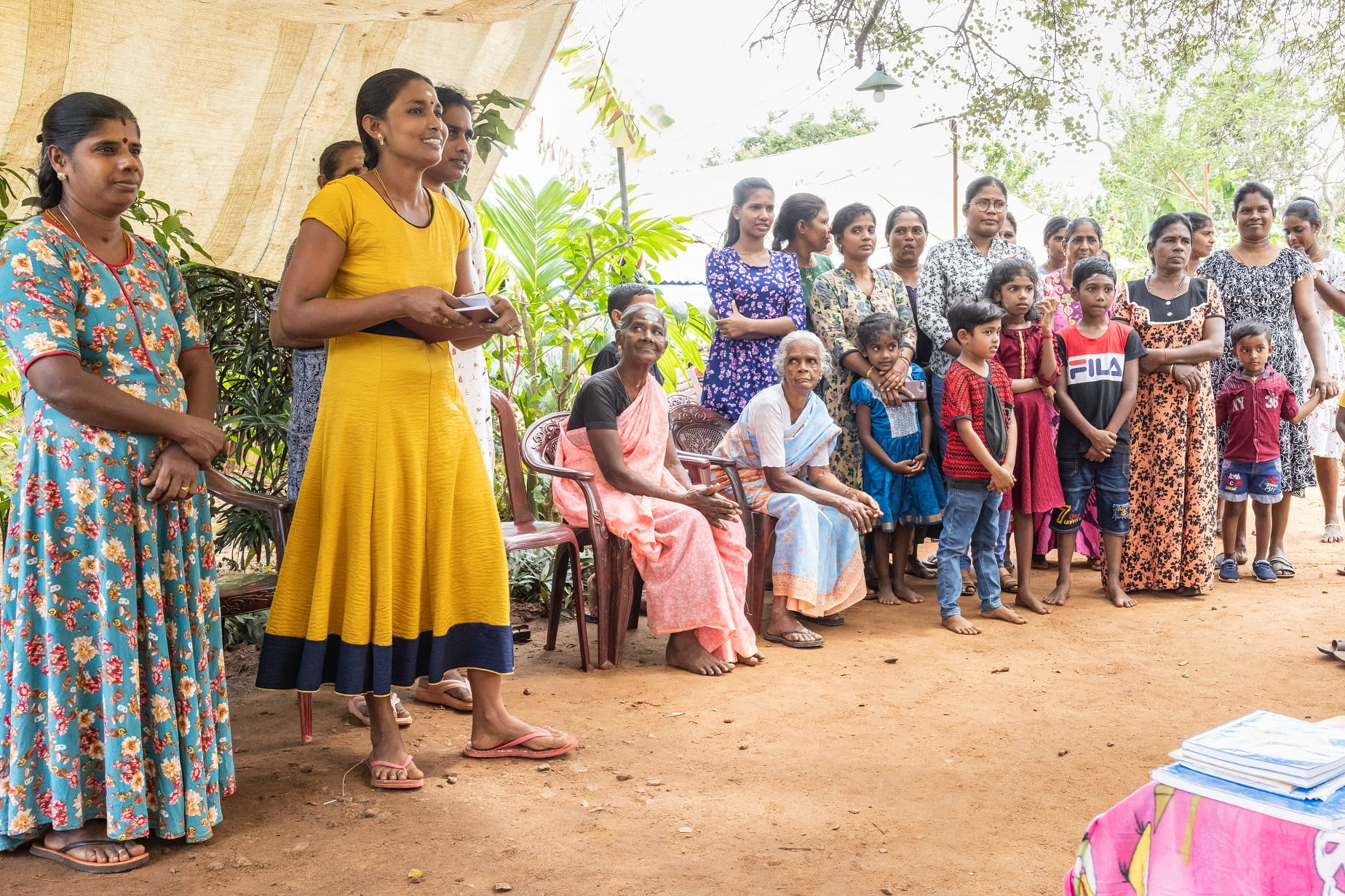 Frauen nehmen engagiert einer SEED Selbsthilfegruppe teil. Foto: Sharni Jayawardena Copyright: Kindernothilfe