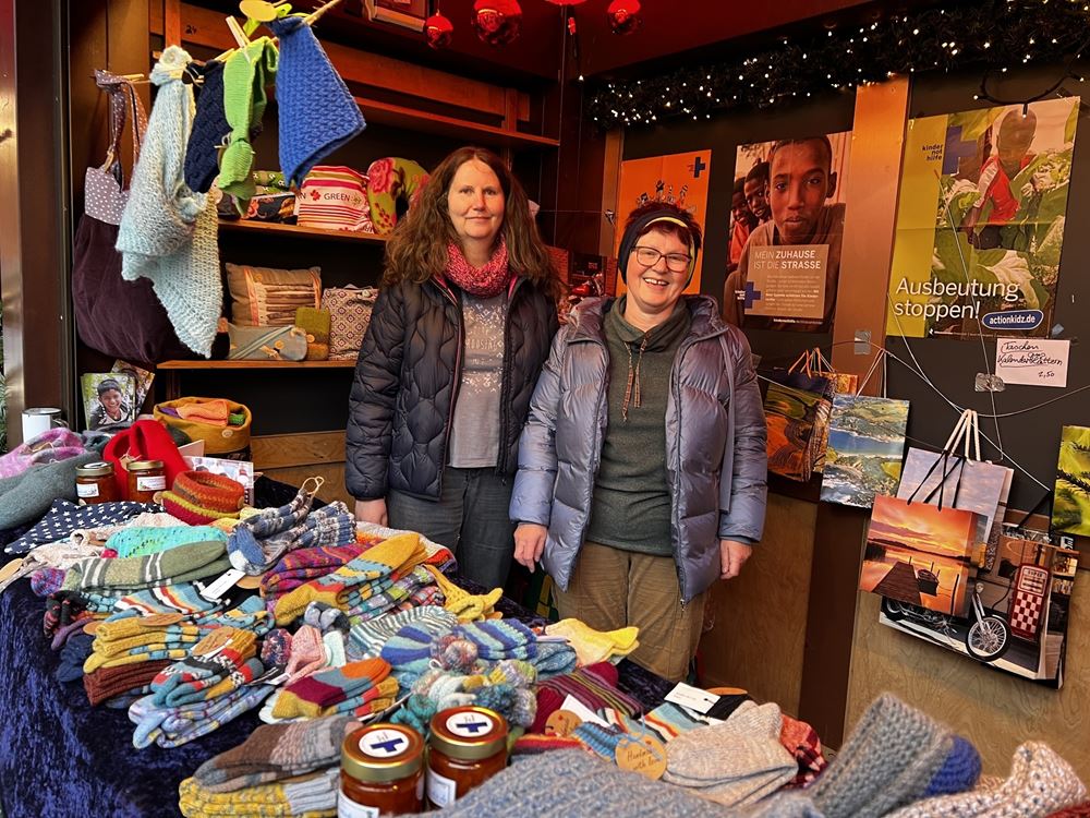 Zwei Frauen stehen in einer Weihnachtsmarkt-Bude mit vielen Stricksachen (Quelle: privat) Zwei Frauen stehen in einer Weihnachtsmarkt-Bude mit vielen Stricksachen (Quelle: privat)