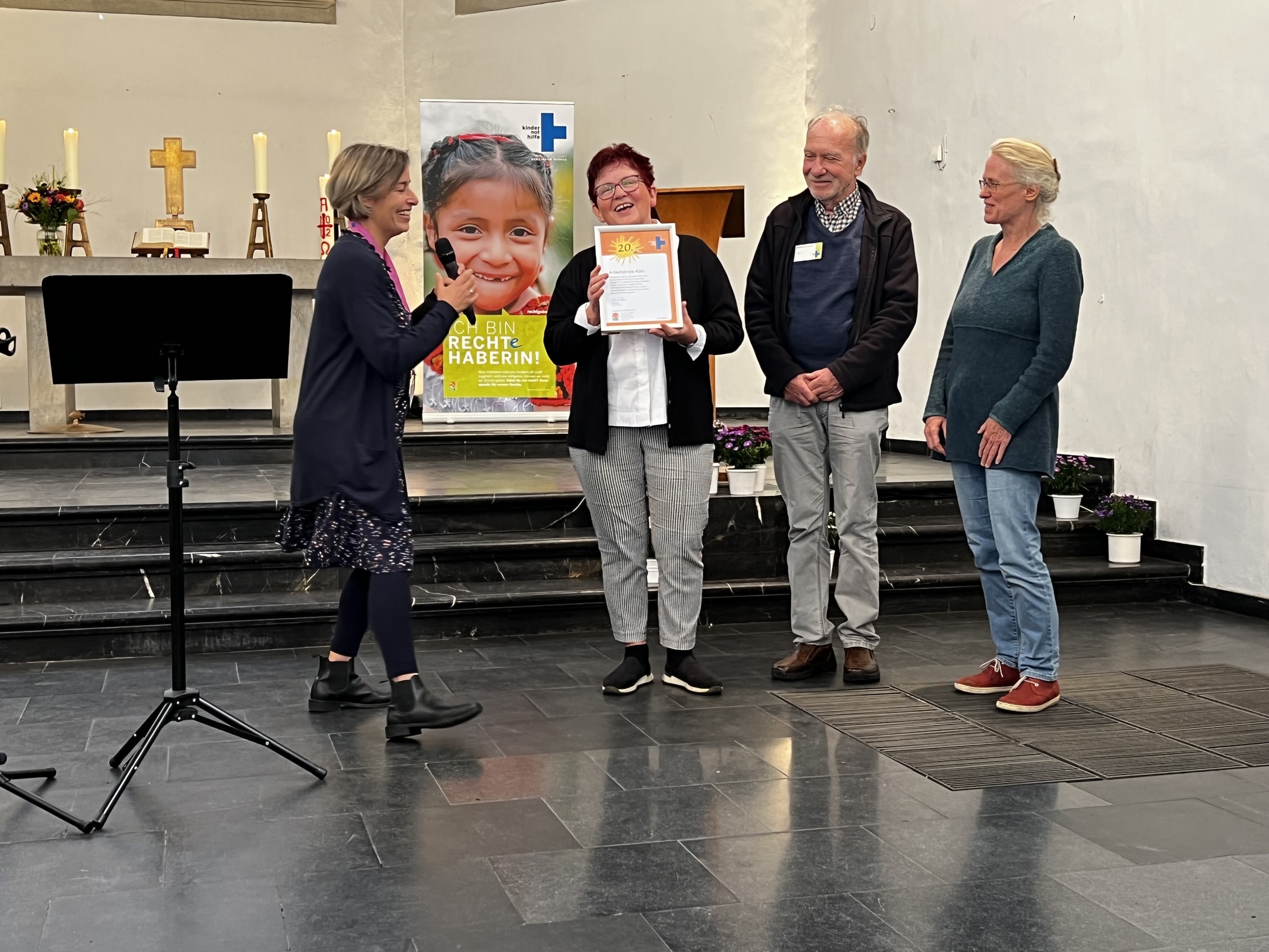 Festgottesdienst zum 20. Jubiläum des Arbeitskreises - eine Frau erhält von einer Kindernothilfe-Mitarbeiterin eine Urkunde (Quelle: privat) Festgottesdienst zum 20. Jubiläum des Arbeitskreises - eine Frau erhält von einer Kindernothilfe-Mitarbeiterin eine Urkunde (Quelle: privat)