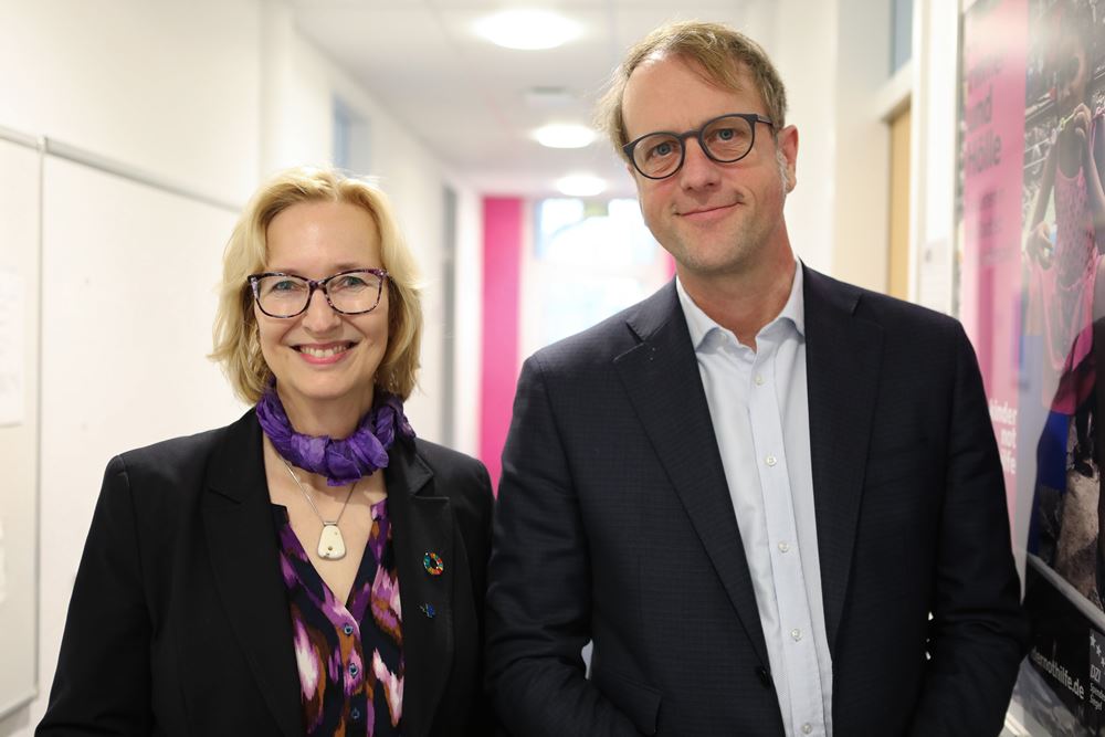 Kindernothilfe Vorstand im März 2025: Katrin Weidemann (CEO) und Carsten Montag (CPO) (Quelle: Ludwig Grunewald) Kindernothilfe Vorstand im März 2025: Katrin Weidemann (CEO) und Carsten Montag (CPO) (Quelle: Ludwig Grunewald)