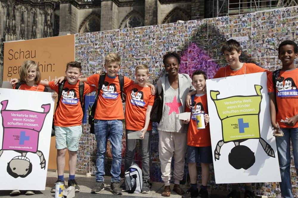 Shary Reeves mit Kindern, auch von der Willy-Brandt-Gesamtschule, bei einer Action!Kidz-Aktion vor dem Kölner Dom (Quelle: Christian Herrmanny) Shary Reeves mit Kindern, auch von der Willy-Brandt-Gesamtschule, bei einer Action!Kidz-Aktion vor dem Kölner Dom (Quelle: Christian Herrmanny)