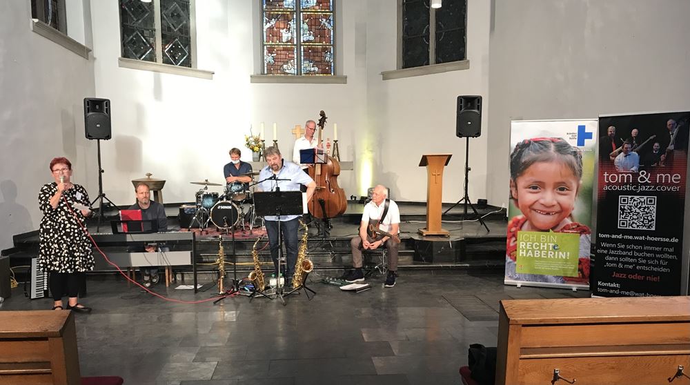 Eine Frau mit Musikern in einer Kirche (Quelle: privat) Eine Frau mit Musikern in einer Kirche (Quelle: privat)