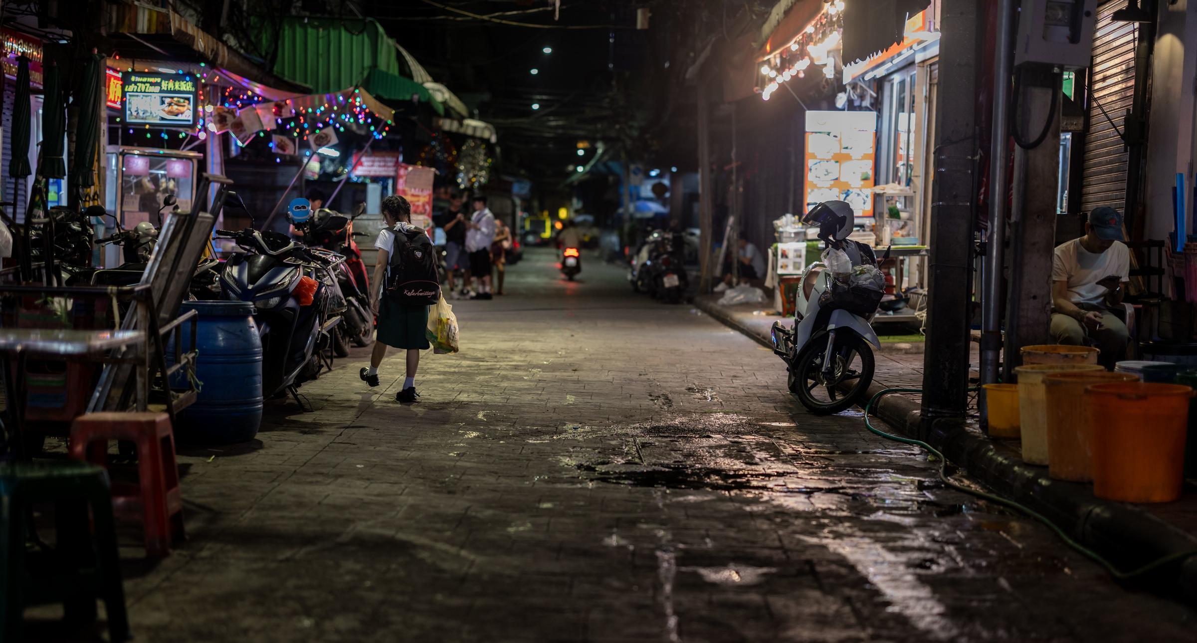 Mädchen alleine auf einer dunklen Straße (Quelle: Lars Heidrich / Kindernothilfe) Mädchen alleine auf einer dunklen Straße (Quelle: Lars Heidrich / Kindernothilfe)