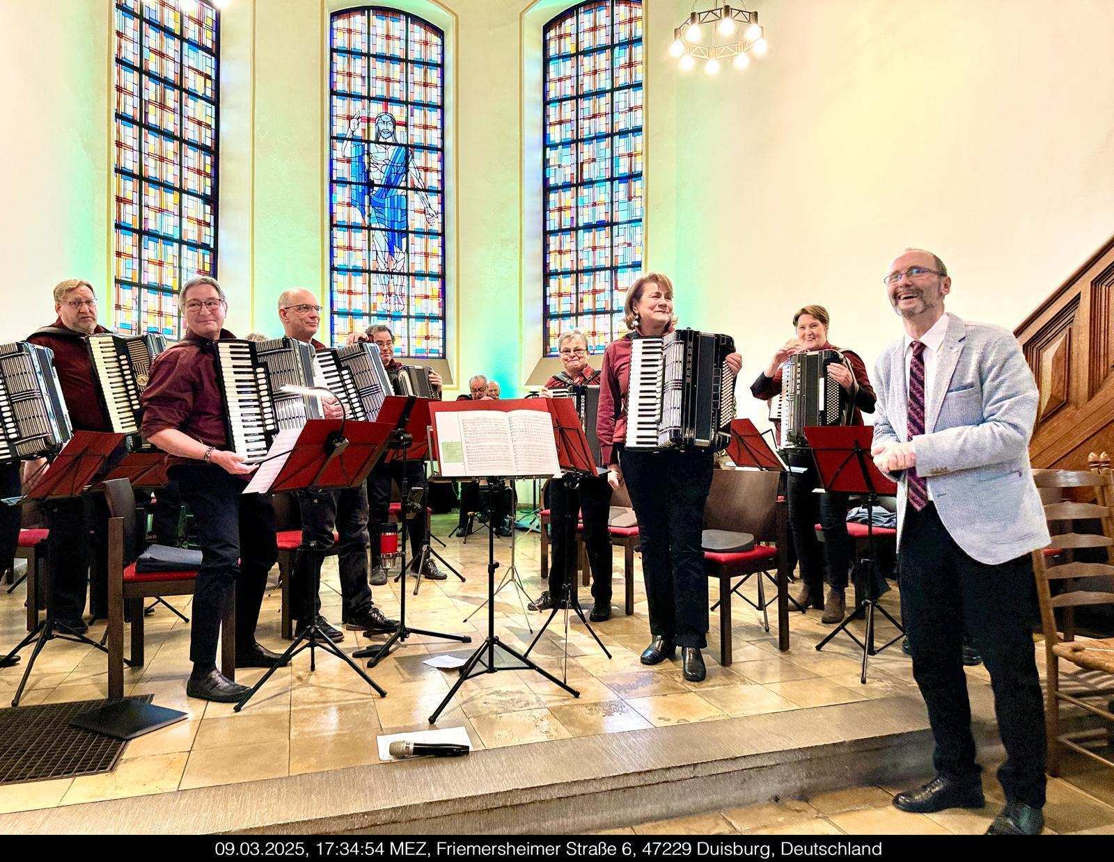 Ein Akkordeonorchester im Altarraum einer Kirche (Quelle: privat) Ein Akkordeonorchester im Altarraum einer Kirche (Quelle: privat)