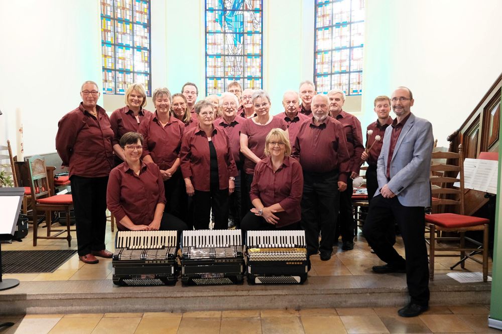 Gruppenfoto des Akkordeonorchesters in einer Kirche (Quelle: privat) Gruppenfoto des Akkordeonorchesters in einer Kirche (Quelle: privat)