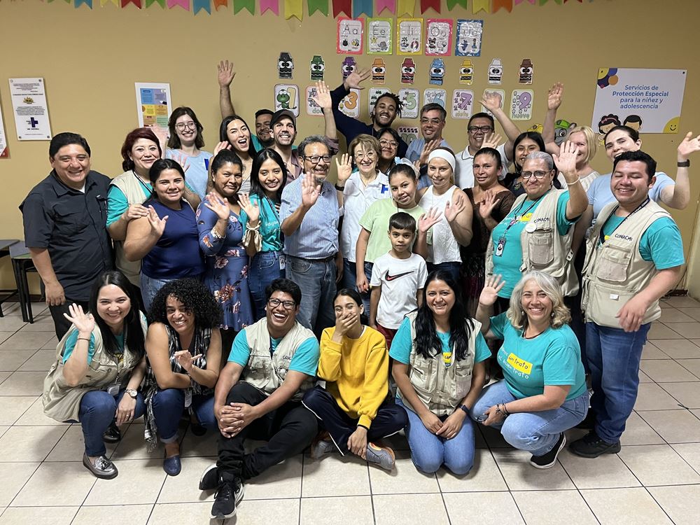 Creator Reise nach Guatemala mit Shanti Tan, Dillan White und Daniele Rizzo. Inhalte der Reise waren: Gewalt gegen Mädchen, u.a. eine Demo der Mädchen vor dem Büro der Gouverneurin in San Andres Itzapa (mit dem Projektpartner COINCIDIR), Ausstieg aus der Bandenkriminalität mit dem Partner CONACMI und frühkindliche Bildung bei PAMI. Creator Reise nach Guatemala mit Shanti Tan, Dillan White und Daniele Rizzo. Inhalte der Reise waren: Gewalt gegen Mädchen, u.a. eine Demo der Mädchen vor dem Büro der Gouverneurin in San Andres Itzapa (mit dem Projektpartner COINCIDIR), Ausstieg aus der Bandenkriminalität mit dem Partner CONACMI und frühkindliche Bildung bei PAMI.