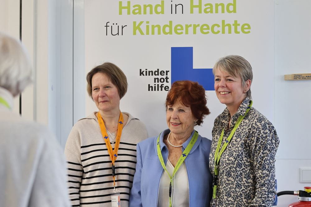 Drei Ehrenamtliche stehen vor einem Plakat, auf dem "Hand in Hand für Kinderrechte" steht und lassen sich fotografieren (Foto: Kindernothilfe) Drei Ehrenamtliche stehen vor einem Plakat, auf dem "Hand in Hand für Kinderrechte" steht und lassen sich fotografieren (Foto: Kindernothilfe)