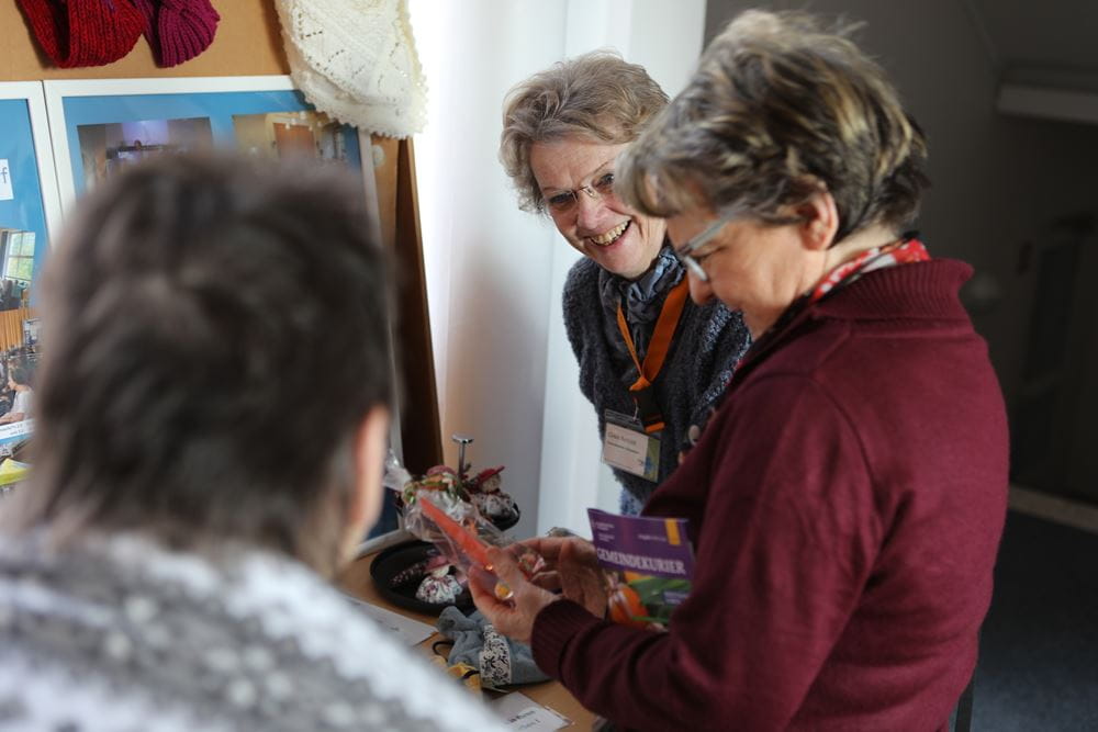 Die Arbeitskreise haben Handarbeitssachen wie gebastelte Karten oder Gestricktes mitgebracht, die sie bei Veranstaltungen oder Basaren gegen Spenden anbieten. So bringen sie andere Kreise auf neue Ideen. (Foto: Kindernothilfe) Die Arbeitskreise haben Handarbeitssachen wie gebastelte Karten oder Gestricktes mitgebracht, die sie bei Veranstaltungen oder Basaren gegen Spenden anbieten. So bringen sie andere Kreise auf neue Ideen. (Foto: Kindernothilfe)