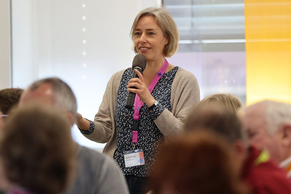 Jana Kötter vom Team Engagement läuft durch das Publikum und sammelt Fragen (Foto: Kindernothilfe) Jana Kötter vom Team Engagement läuft durch das Publikum und sammelt Fragen (Foto: Kindernothilfe)