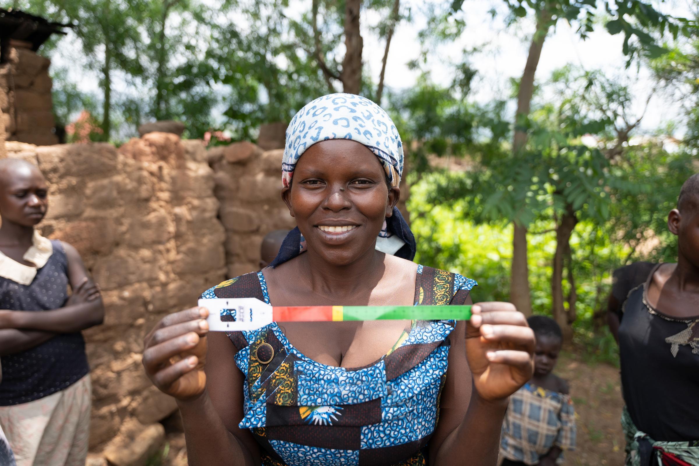 Maman Lumière hält ein Maßband zwischen beiden Händen (Quelle: Christian Nusch) Maman Lumière hält ein Maßband zwischen beiden Händen (Quelle: Christian Nusch)
