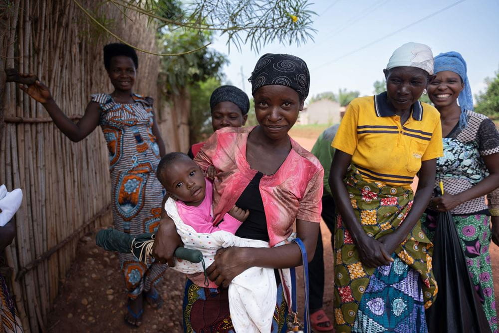Frauengruppe Pazenyi in Burundi mit Mutter und Baby im Vordergrund (Quelle: Christian Nusch) Frauengruppe Pazenyi in Burundi mit Mutter und Baby im Vordergrund (Quelle: Christian Nusch)