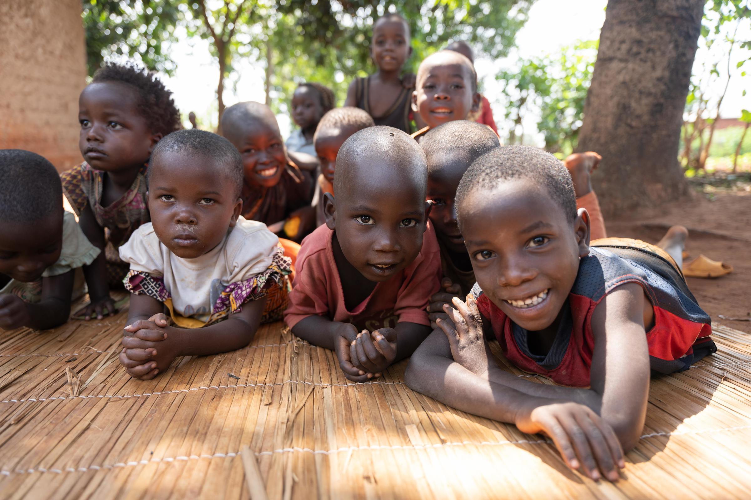 Kinder liegen auf einer Matte während der einer Sitzung der Selbsthilfegruppe (Quelle: Christian Nusch) Kinder liegen auf einer Matte während der einer Sitzung der Selbsthilfegruppe (Quelle: Christian Nusch)