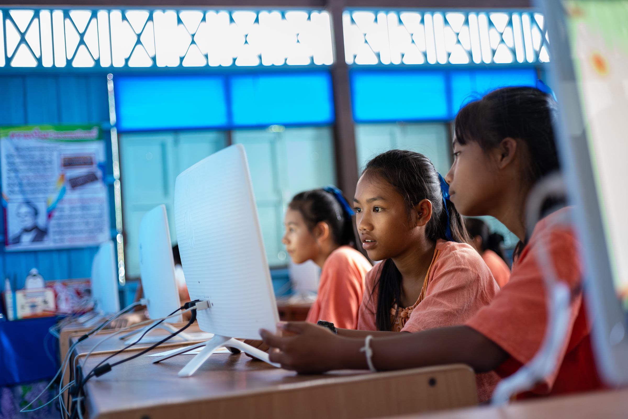 Kinder vor einem Computerbildschirm in Thailand (Quelle: Jakob Studnar/Kindernothilfe)