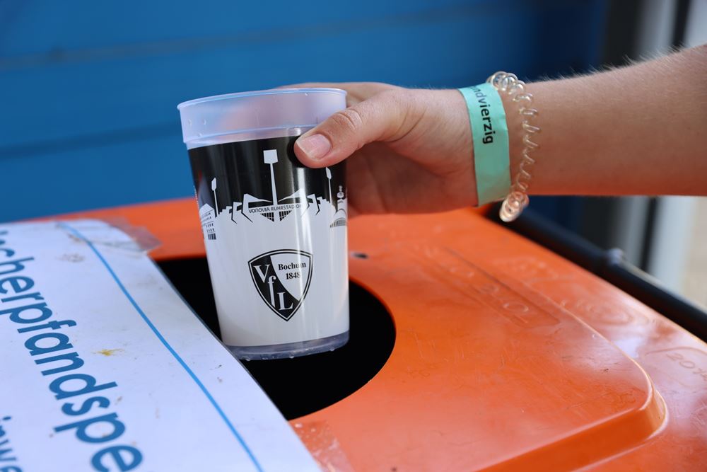 Fans können ihren Becherpfand spenden und für Kinderschutz in Deutschland spenden (Foto: Kindernothilfe) Fans können ihren Becherpfand spenden und für Kinderschutz in Deutschland spenden (Foto: Kindernothilfe)