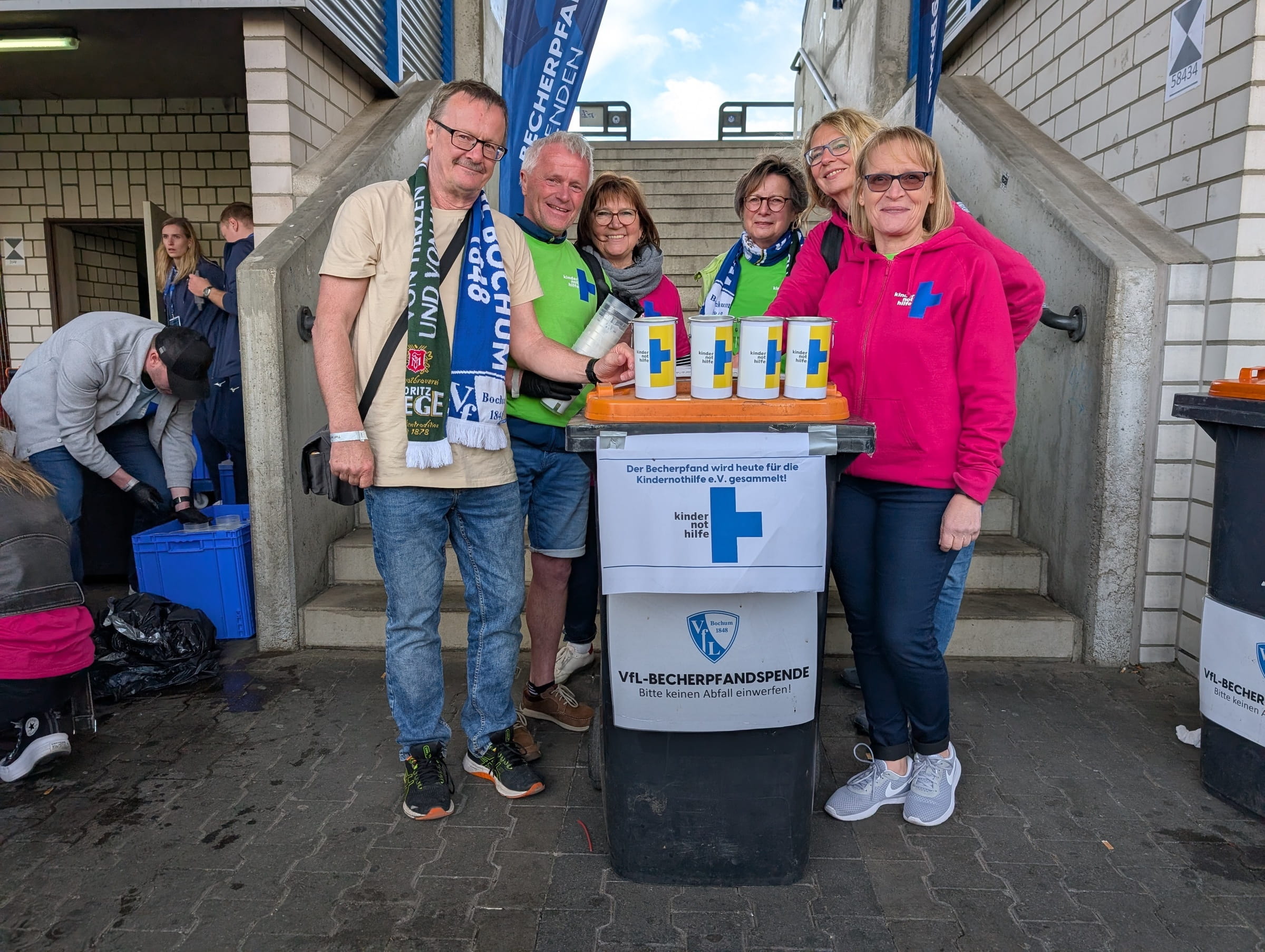 Ehrenamtliche Mitarbeiter sammeln Pfandbecher gemeinsam für Kinderschutz im Sport (Quelle: Ludwig Grunewald)