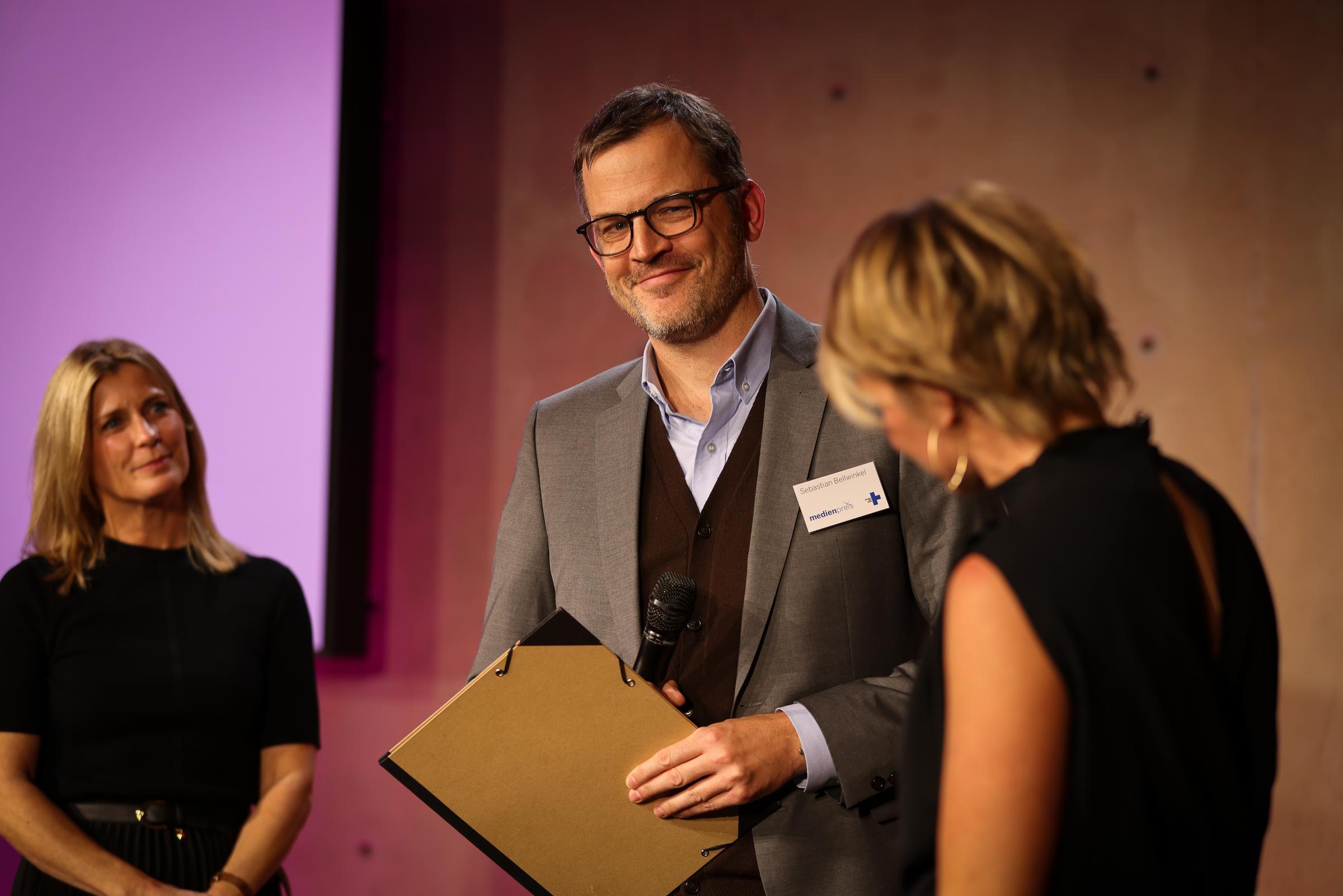 "Story on Stage"-Preis-Gewinner Sebastian Bellwinkel auf der Bühne (Quelle: KNH/Ralf Krämer) "Story on Stage"-Preis-Gewinner Sebastian Bellwinkel auf der Bühne (Quelle: KNH/Ralf Krämer)