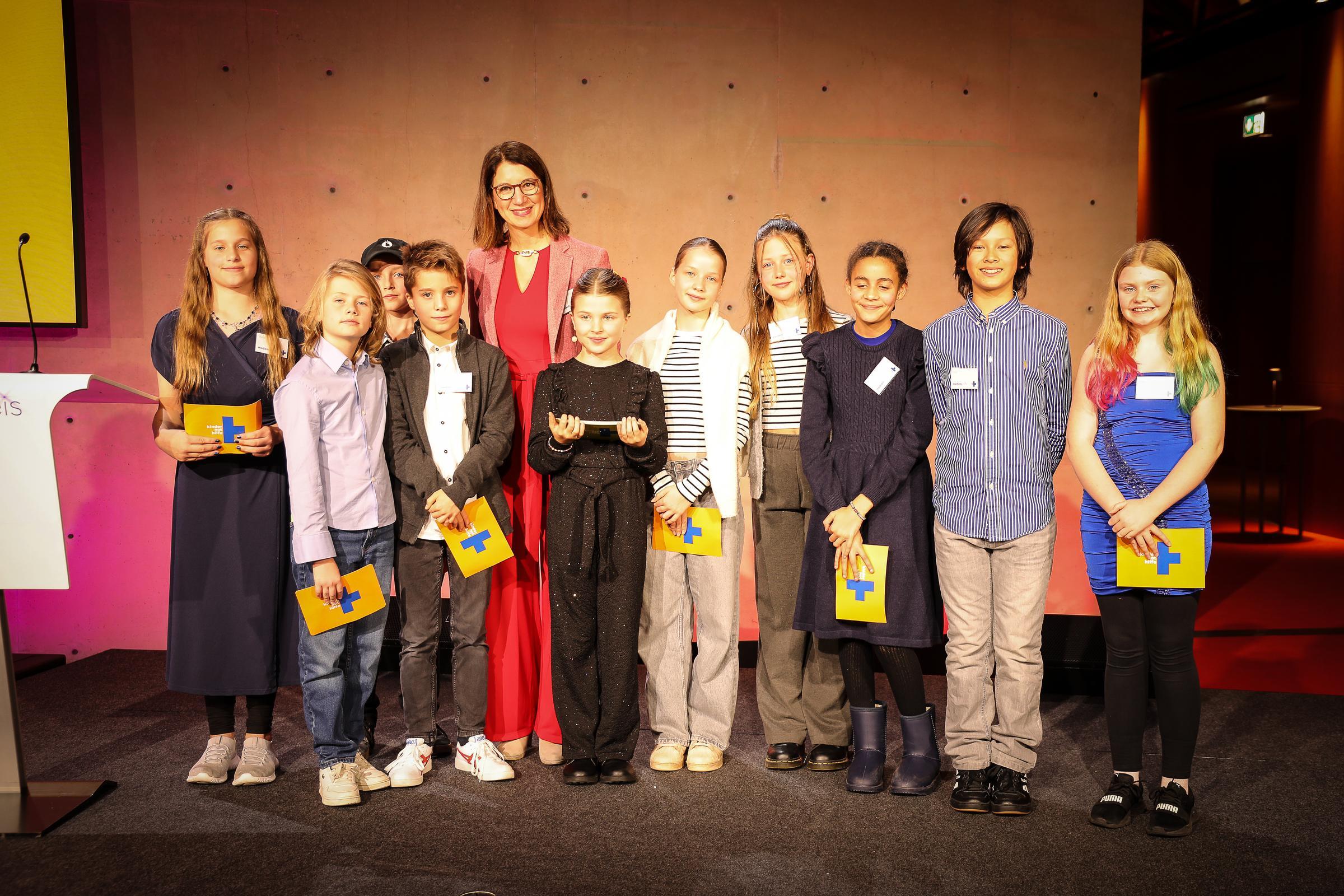 Jana Magdanz mit Kindermoderatorin Juli und der Kinderjury des Medienpreises (Quelle: KNH/Ralf Krämer) Jana Magdanz mit Kindermoderatorin Juli und der Kinderjury des Medienpreises (Quelle: KNH/Ralf Krämer)