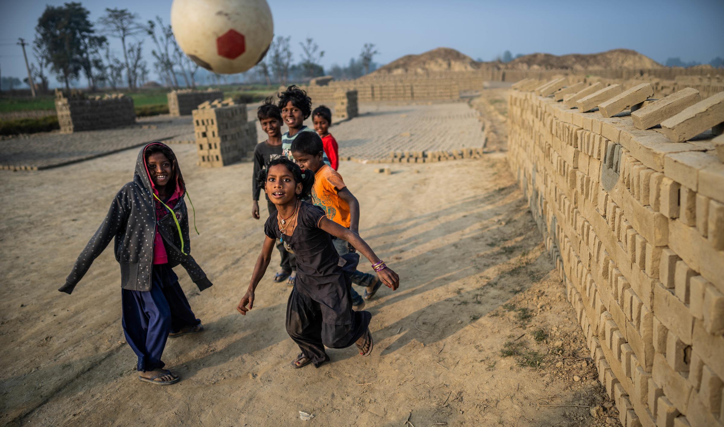 Kinderarbeiter in der Ziegelei Foto : Jakob Studnar / Kindernothilfe.