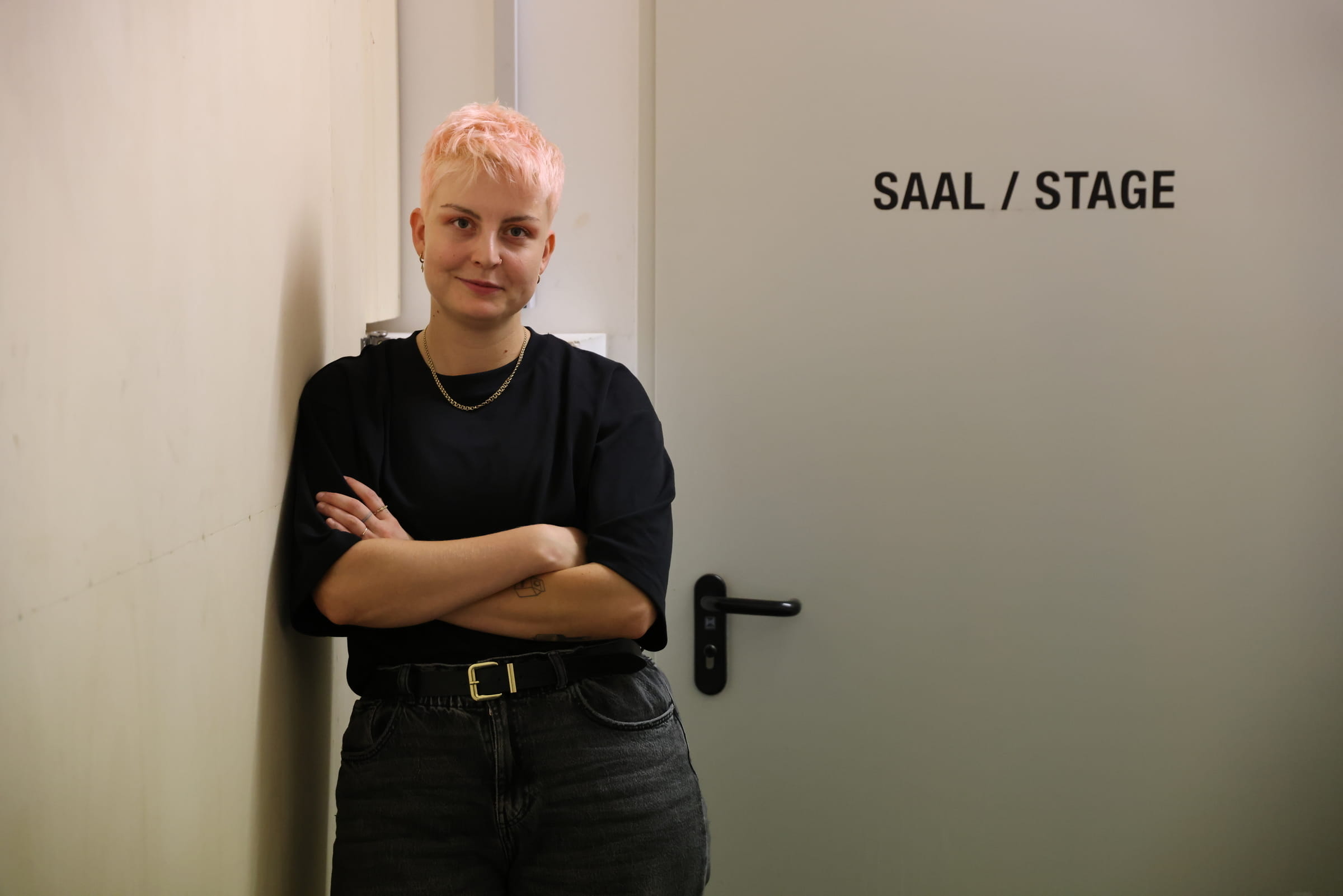  Leitung des Kinder- und Jugendaufsichtsrat des jungen Schauspielhauses vor der Tür zur Bühne (Quelle: KNH/Katharina Draub) 