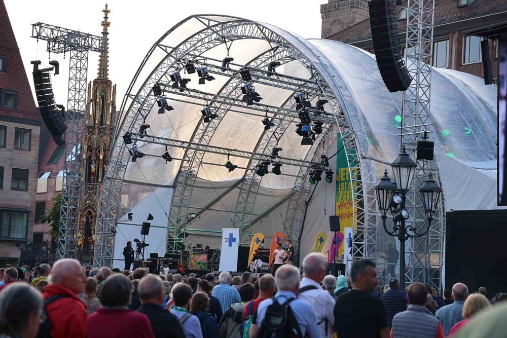 Eine Menschenmenge vor der Bühne beim Kirchentag (Quelle: Kindernothilfe) Eine Menschenmenge vor der Bühne beim Kirchentag (Quelle: Kindernothilfe)