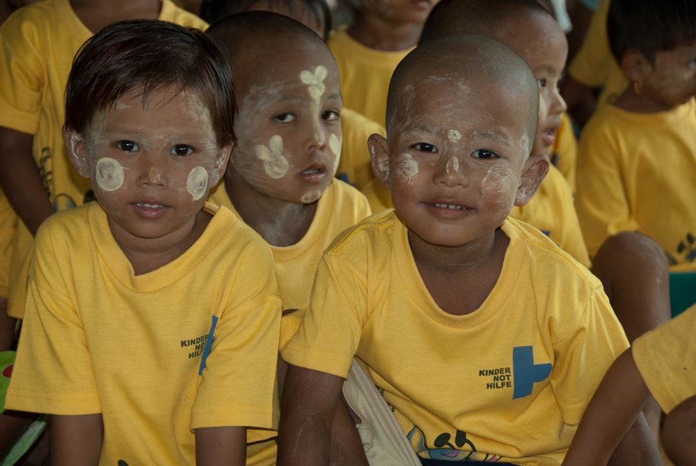 Kindergruppe in Myanmar mit Kindernothilfe T-shirts (Quelle: Dietmar Roller) Kindergruppe in Myanmar mit Kindernothilfe T-shirts (Quelle: Dietmar Roller)