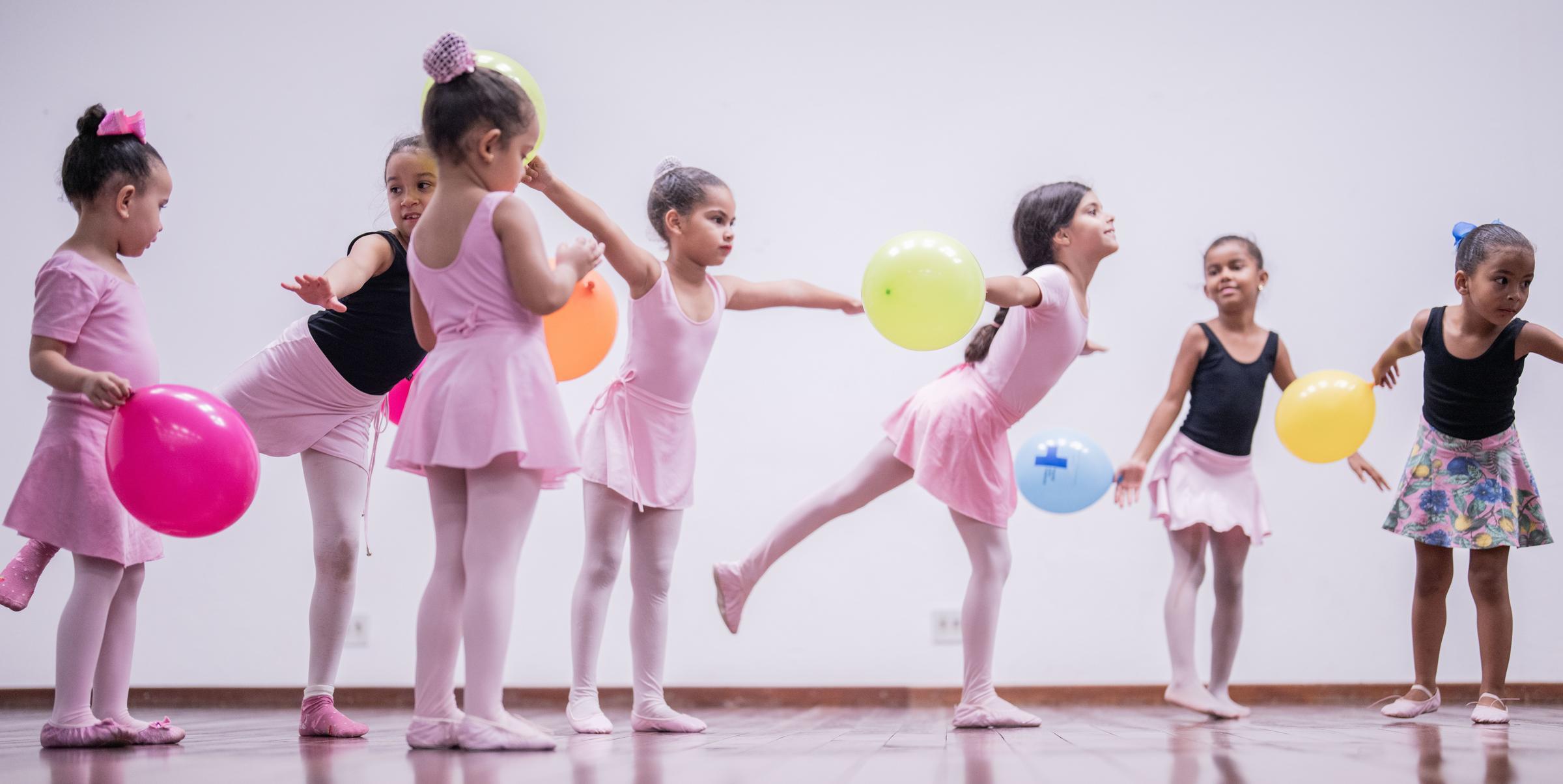 Beim Tanz-Workshop ergeben sich niedrigschwellig Gelegenheiten, dass Kinder erzählen, was sie belastet (Quelle: Jakob Studnar) Beim Tanz-Workshop ergeben sich niedrigschwellig Gelegenheiten, dass Kinder erzählen, was sie belastet (Quelle: Jakob Studnar)