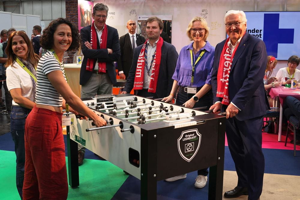 Kirchentag 2025: Frank-Walter Steinmeier zu Gast am Kindernothilfe-Stand (Quelle: Ludwig Grunewald) Kirchentag 2025: Frank-Walter Steinmeier zu Gast am Kindernothilfe-Stand (Quelle: Ludwig Grunewald)