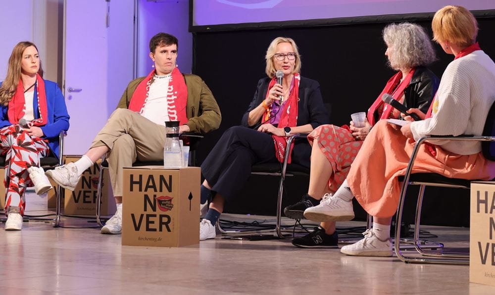 Kirchentag 2025 - Kindernothilfe-Vorstandsvorsitzende spricht bei einer Podiumsdiskussion zu Kinderrechten. Foto: Katharina Draub/Kindernothilfe Kirchentag 2025 - Kindernothilfe-Vorstandsvorsitzende spricht bei einer Podiumsdiskussion zu Kinderrechten. Foto: Katharina Draub/Kindernothilfe