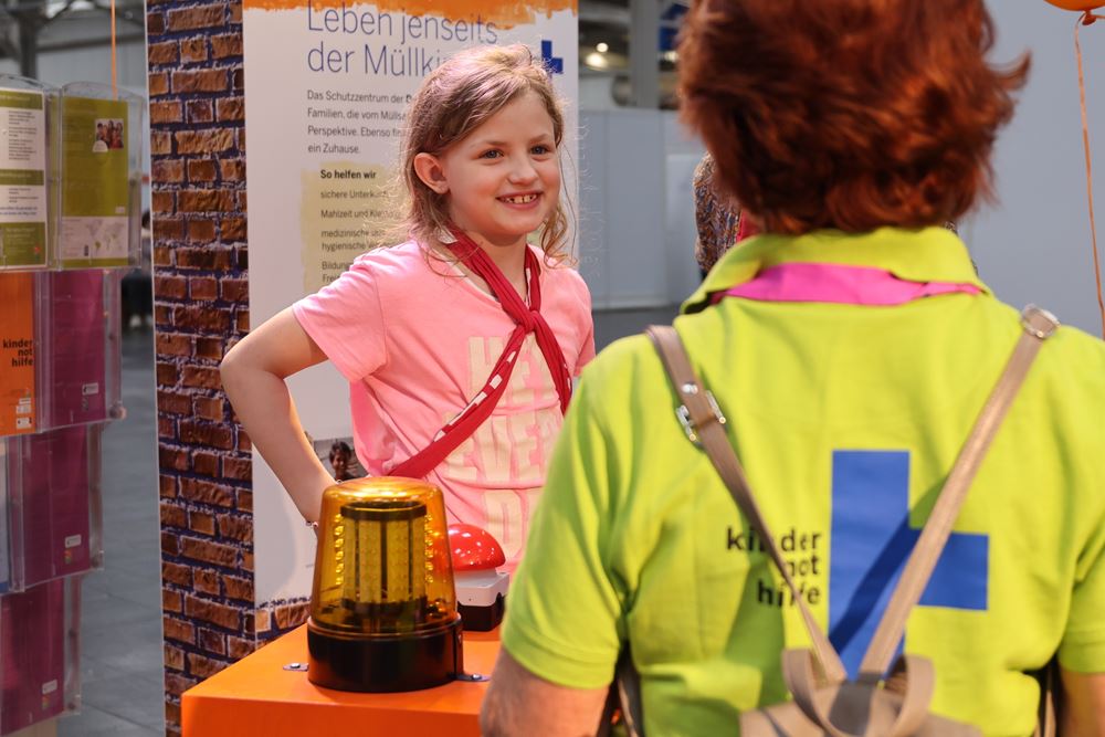 Am Messestand der Kindernothilfe konnten Besucherinnen und Besucher ihr Wissen über Kinderrechte (Foto: Katharina Draub/Kindernothilfe) Am Messestand der Kindernothilfe konnten Besucherinnen und Besucher ihr Wissen über Kinderrechte (Foto: Katharina Draub/Kindernothilfe)