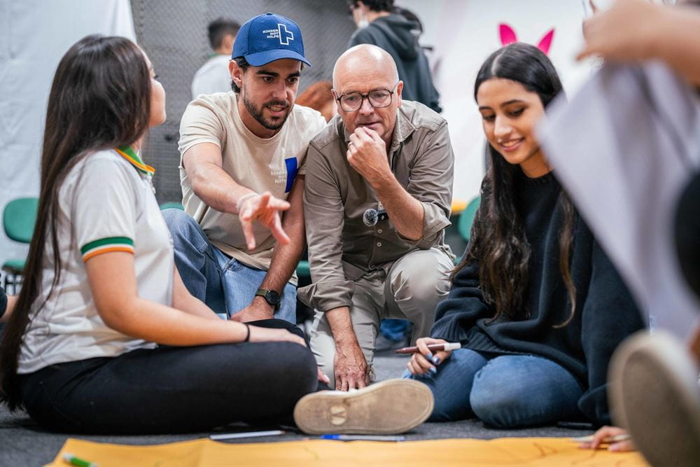 Isis (r.) malt mit ihrer Freundin zusammen einen sogenannten "Problembaum" auf. Karsten Schwanke und Sinan Beils von der Kindernothilfe schauen ihnen dabei gespannt zu. Foto: Jakob Studnar für KNH Isis (r.) malt mit ihrer Freundin zusammen einen sogenannten "Problembaum" auf. Karsten Schwanke und Sinan Beils von der Kindernothilfe schauen ihnen dabei gespannt zu. Foto: Jakob Studnar für KNH