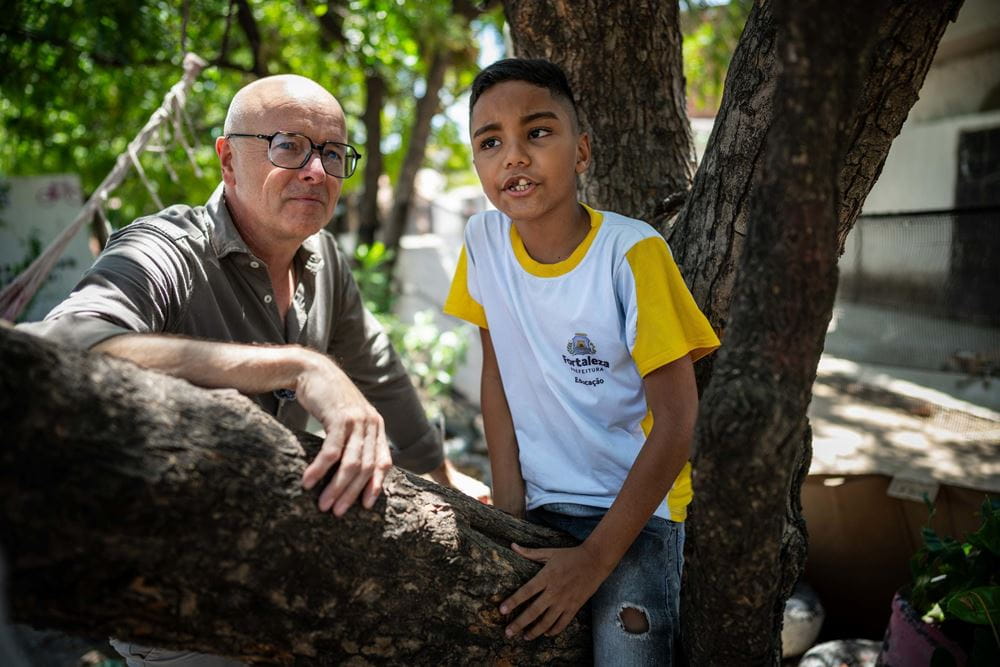 Pedro spricht mit Karsten Schwanke darüber, wie er die Klimaveränderungen wahrnimmtFoto: Jakob Studnar für KNH. Pedro spricht mit Karsten Schwanke darüber, wie er die Klimaveränderungen wahrnimmtFoto: Jakob Studnar für KNH.
