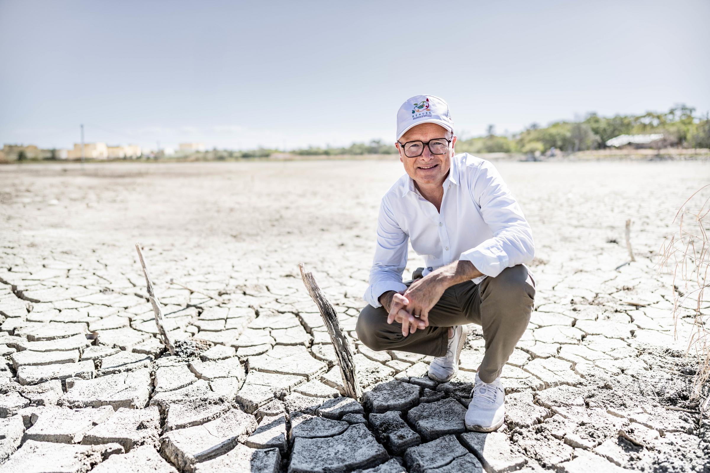 Kindernothilfe-Botschafter und Meteorologe Karsten Schwanke betrachtet in einem ausgetrockenem See die negativen Auswirkungen des menschengemachten Klimawandels auf die Umwelt. Foto: Jakob Studnar für KNH.